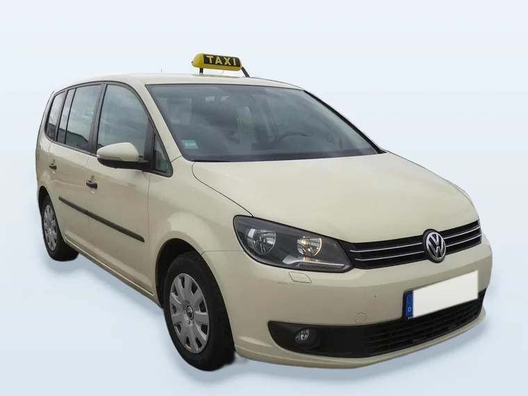 VW Touran als Taxi in Hellelfenbein mit Taxischild auf dem Dach